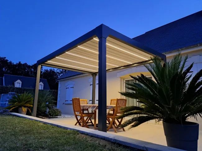 Pergola bioclimatica in alluminio Menea 4x3 motorizzata grigia