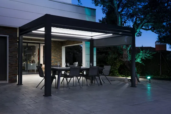 Pergola bioclimatique solaire en aluminium Anémone et intégralement dotata - Miniature 2