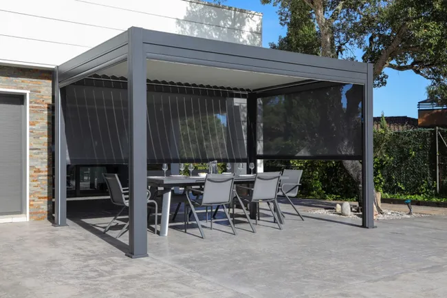 Pergola bioclimatica solare in alluminio Anemone e completamente attrezzata